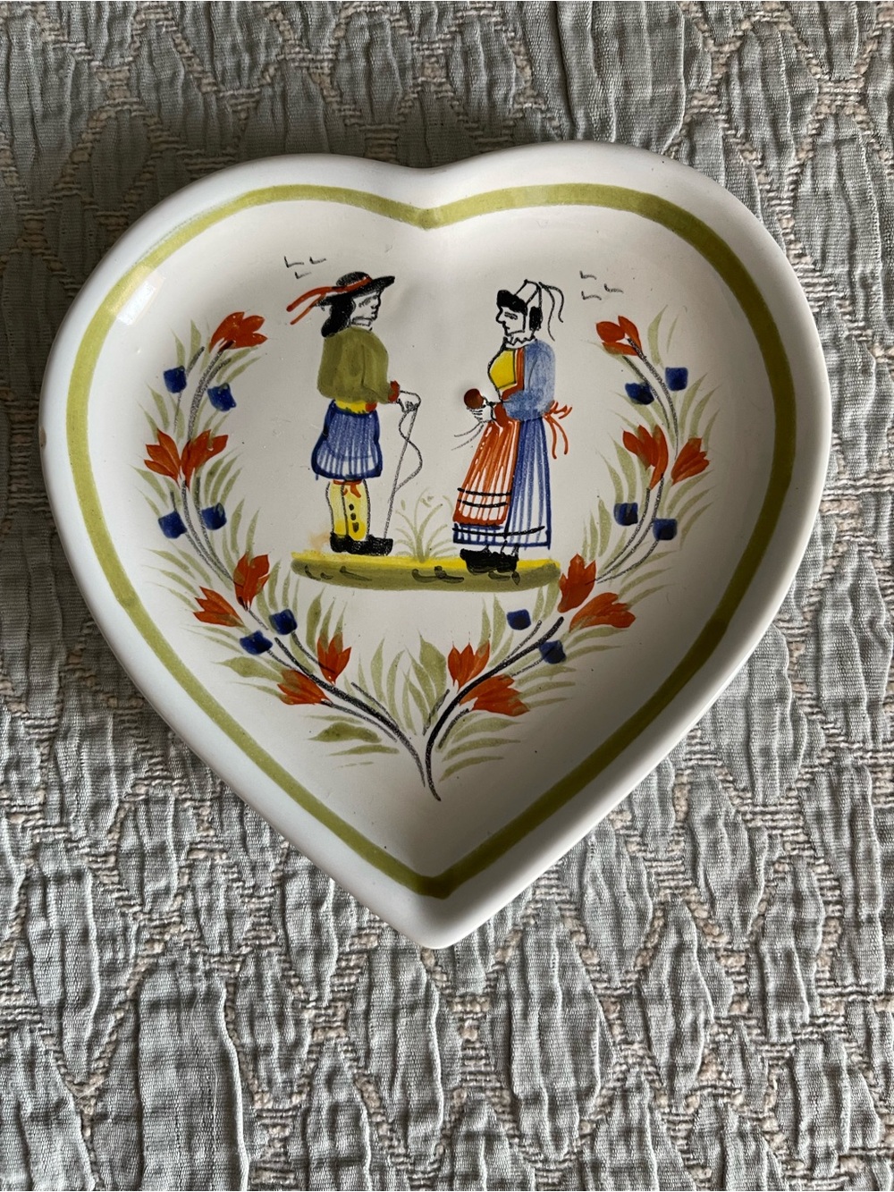 VINTAGE 1983 VALENTINE 4.5” FOOTED HEART TRINKET DISH BY HENRIOT QUIMPER FRANCE